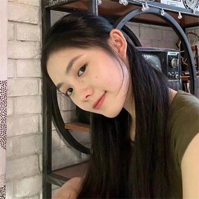 读爱情小说的老人